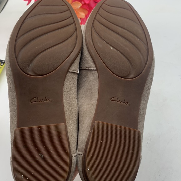 Clarks Unstructured Trish Bone Taupe Suede Penny Loafer Size 8.5. MCL3937B - Picture 9 of 10